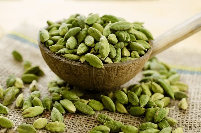 Green Elaichi — Miju Dry Fruits